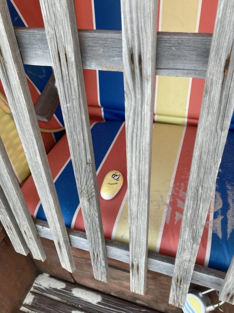 Wanderstein: Nordstein Sönke im Strandkorb am Strand von Eckernförde