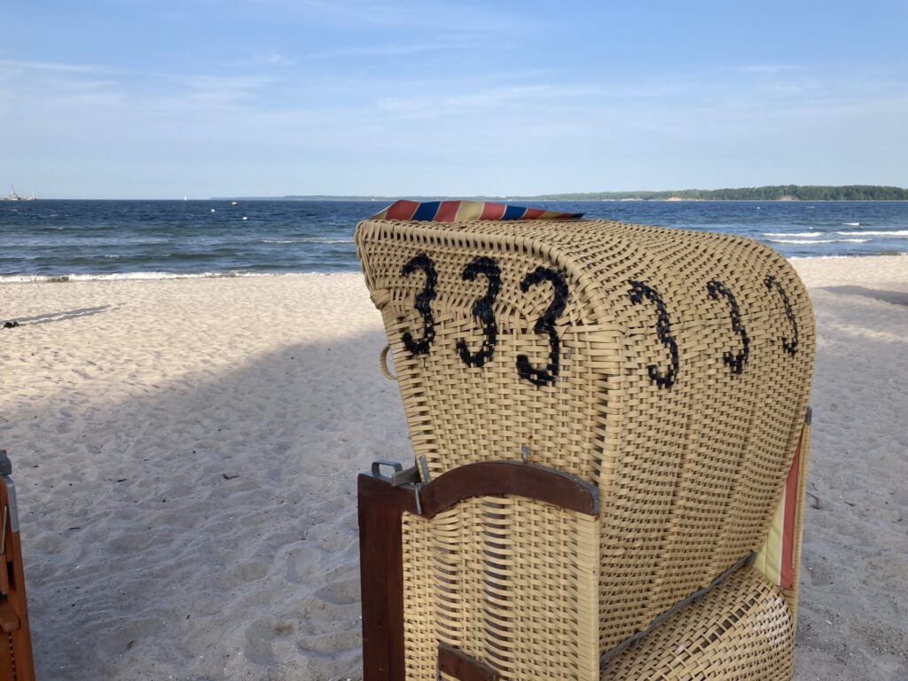 Wanderstein: Nordstein Sönkes Strandkorb am Strand von Eckernförde