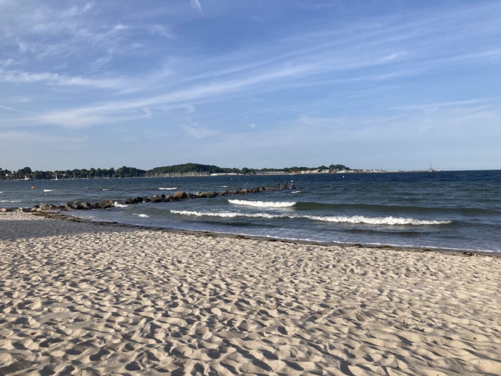Wanderstein: Nordstein Sönke blickt aufs Meer in Eckernförde