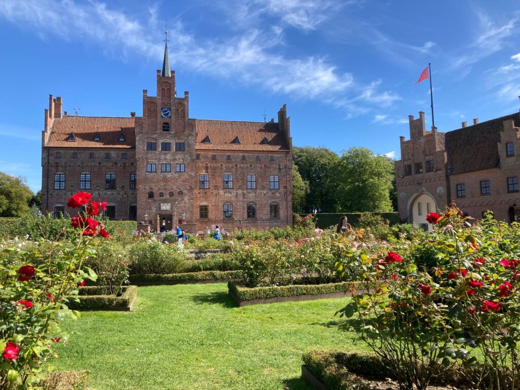 Wander-Nordstein Tjark bestaunt die Blumen im Schlosspark Egeskov auf Fünen in Dänemark