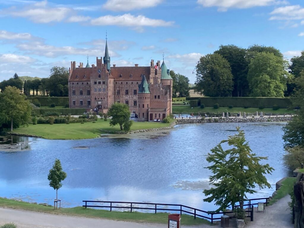 Wander-Nordstein Tjark war unterwegs im Schlosspark Egeskov auf Fünen in Dänemark